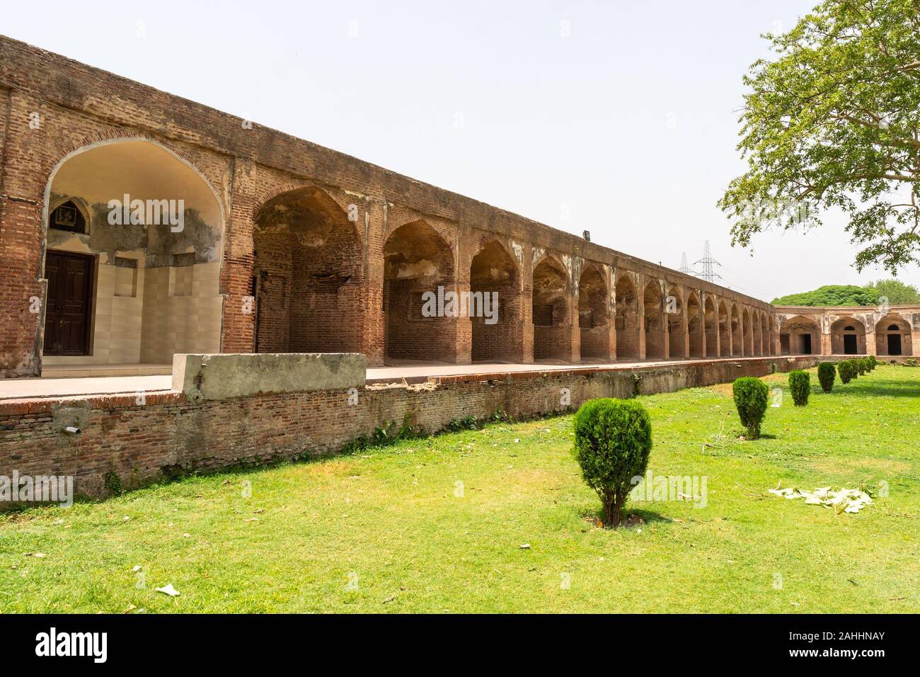 Lahore Shahdara Bagh Jahangir Tomba della vista pittoresca del corridoio passerella parete su un soleggiato Blue Sky giorno Foto Stock