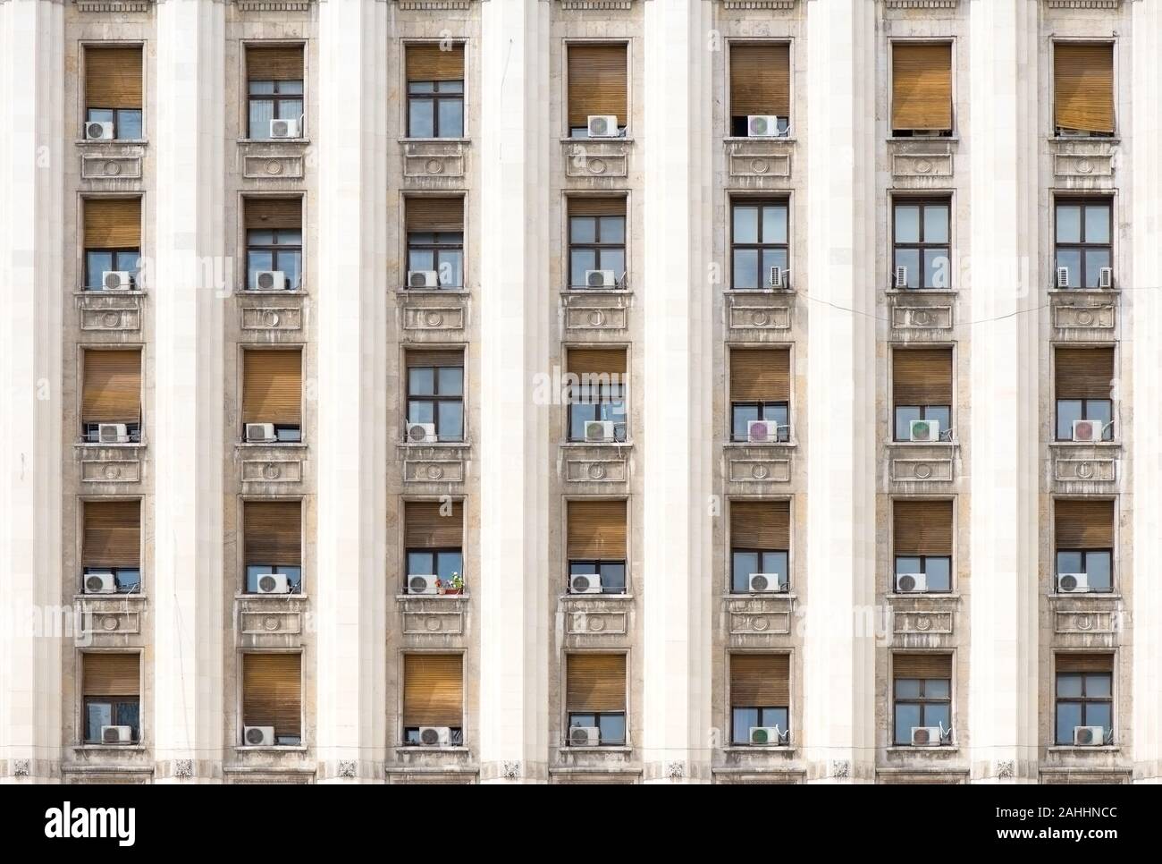 Dettaglio di un vecchio edificio con windows e condizionatori d'aria Foto Stock