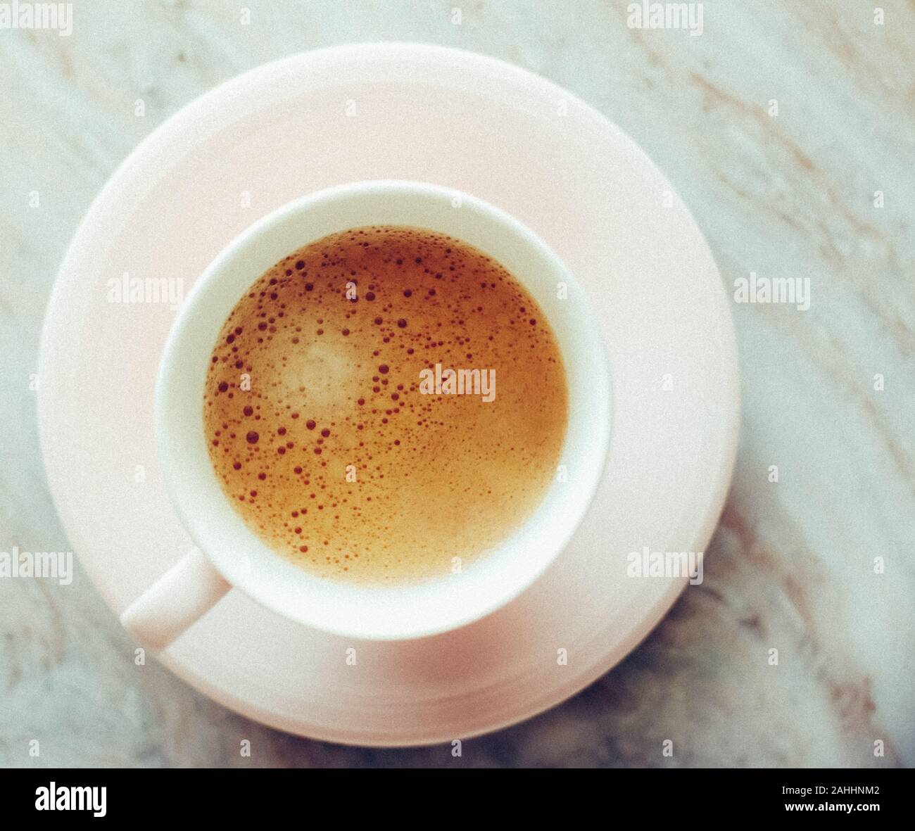 La prima colazione, brunch e concetto cafe - Mattina tazza di caffè con il latte sulla pietra di marmo laici piana, bevanda calda sul tavolo flatlay, vista dall'alto il cibo e la fotografia Foto Stock