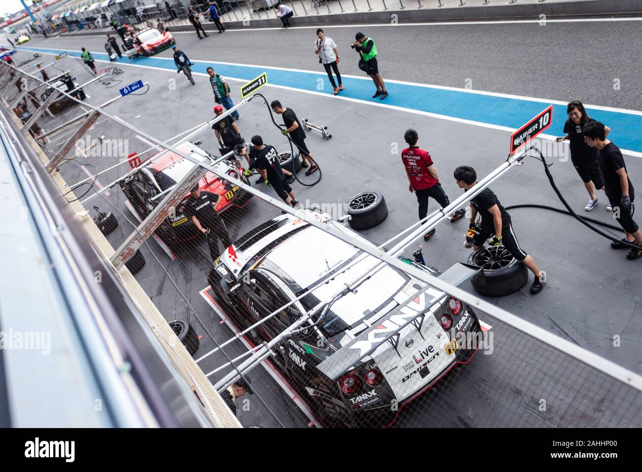 Buriram, Tailandia - 28 Giugno 2019 : Chang SuperGT match race, molti racing team la pratica per cambiare le ruote in pit stop match prima di iniziare Foto Stock