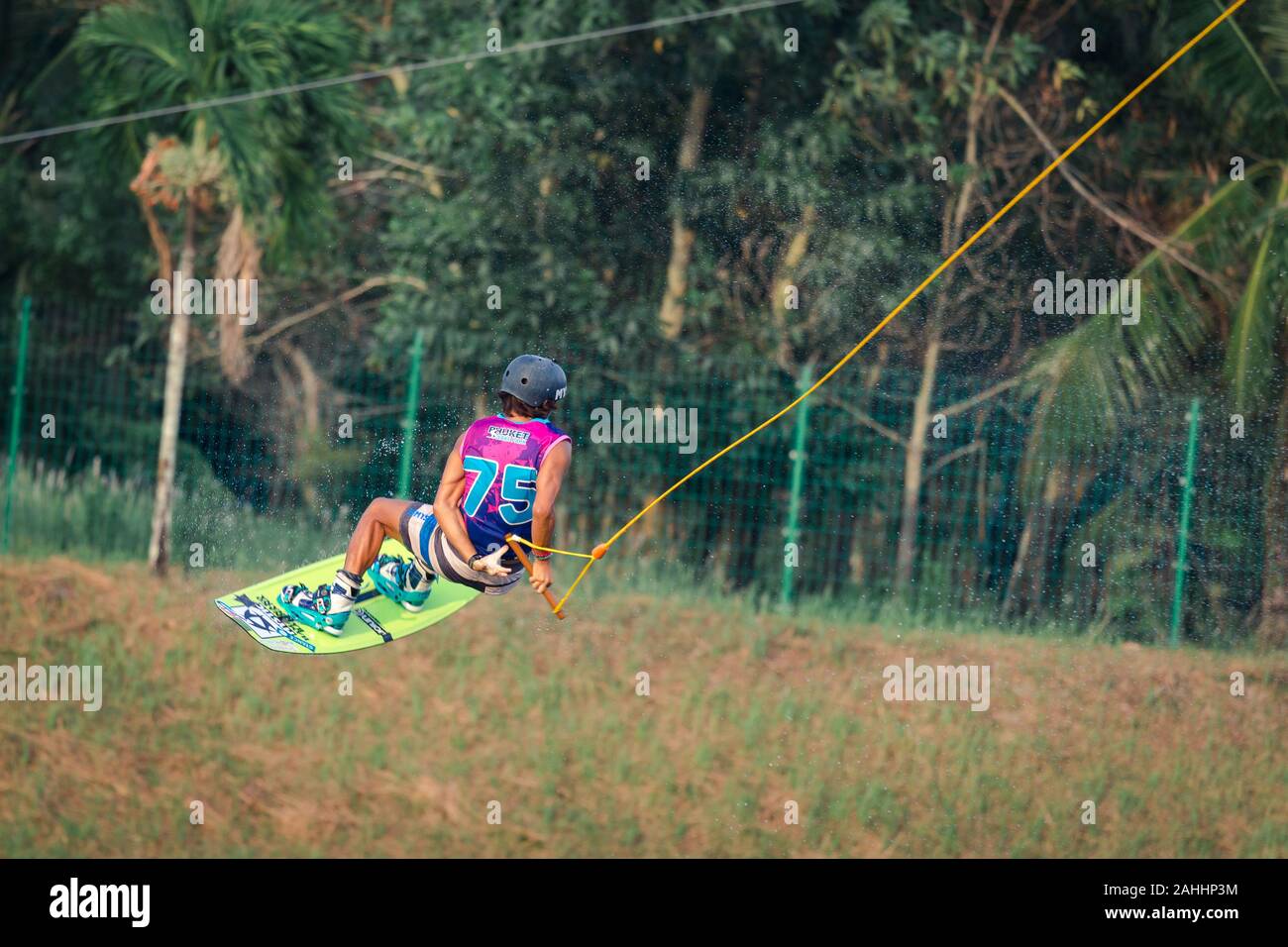Phuket, Tailandia - 22 Aprile 2018 : interruttore uomo linea di impugnatura durante il salto in aria con wake board Foto Stock