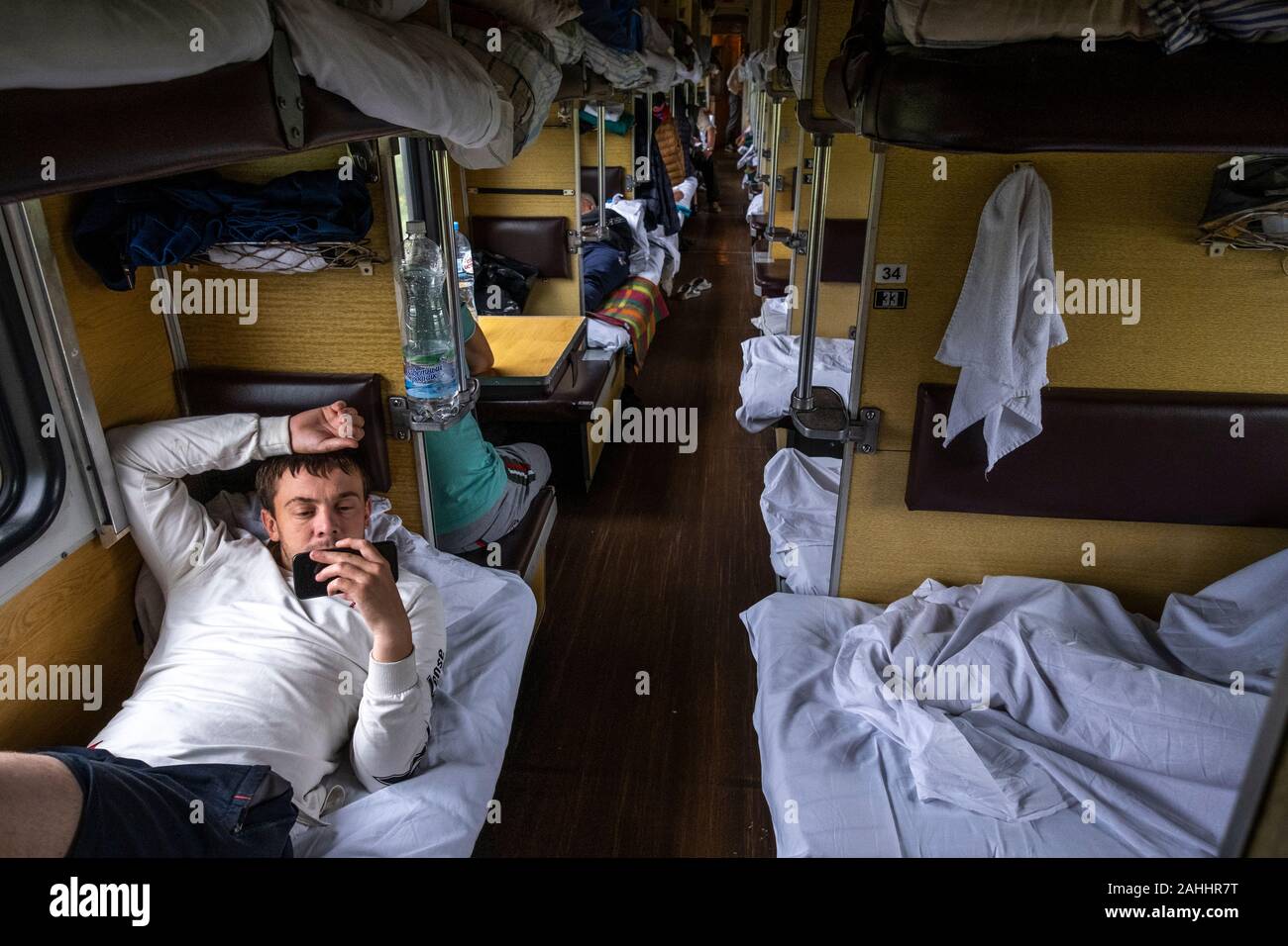 Passeggero sul Kotlas a Labitnangi Trans-Polar Railway per tutta la notte in treno in Russia Foto Stock
