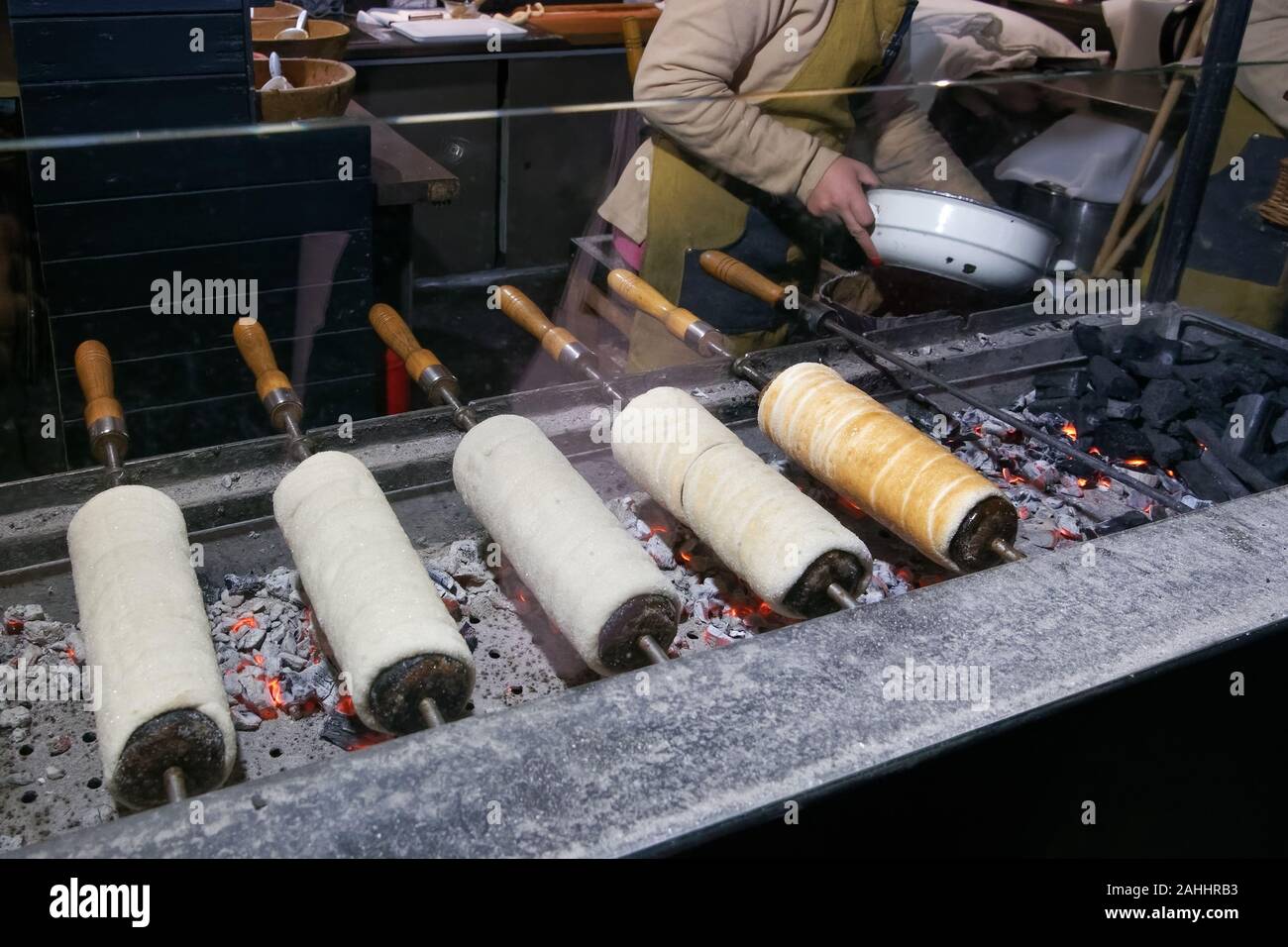 Dolci Natalizi Ungheresi.Ungherese Di Budapest Dolci Kurtoskalacs Camino Pasticceria Dolce Torta Allo Spiedo Sul Mercato Di Natale Inverno Tradizionale Delizia Alla Griglia Su Un Fuoco Aperto Foto Stock Alamy