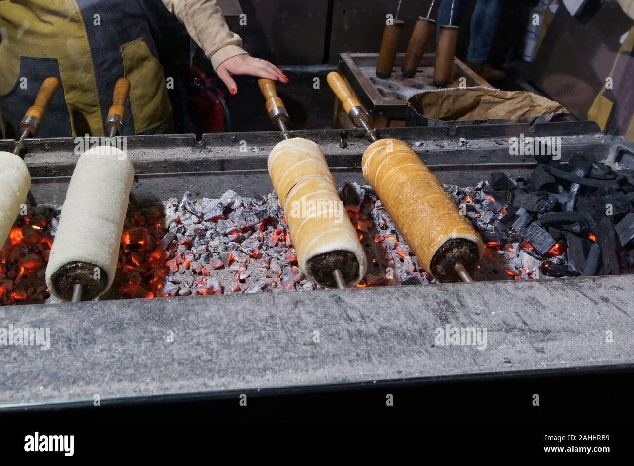 Ungherese di Budapest dolci Kurtoskalacs - Camino pasticceria dolce torta  allo spiedo sul mercato di Natale. Inverno tradizionale delizia alla  griglia su un fuoco aperto Foto stock - Alamy