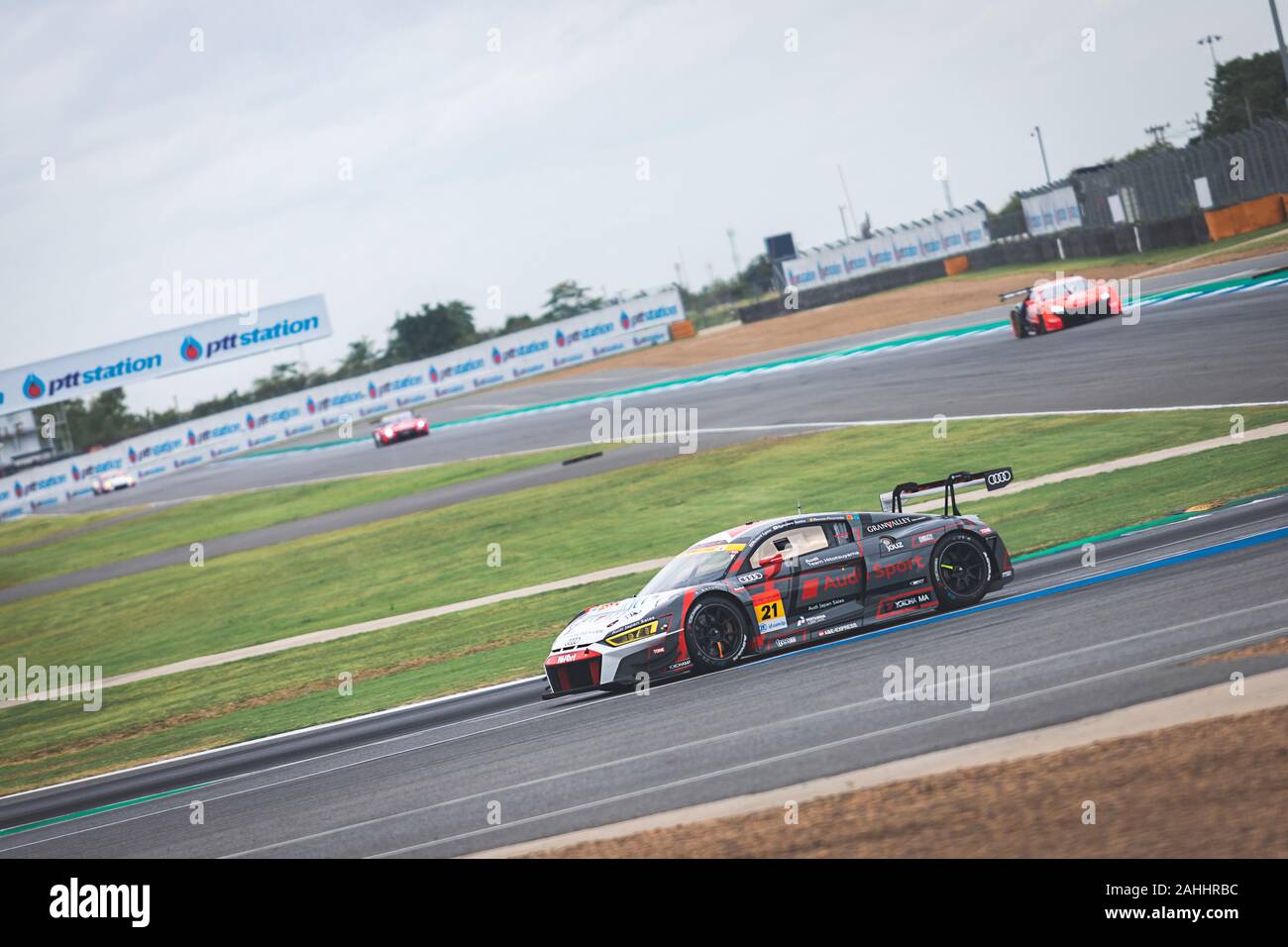 Buriram, Tailandia - 29 Giugno 2019 : Thailandia SuperGT match racing, GT300 e GT500 corrispondono a inizio giornata, Audi Sport Team racing car guida sullo stadio i Foto Stock