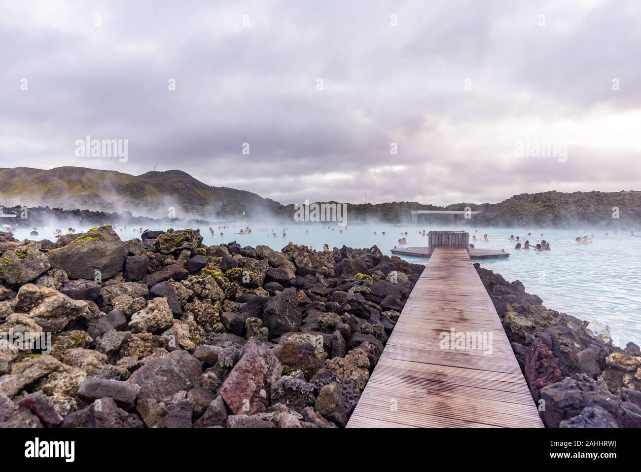 Grindavik, Islanda - 30 Settembre 2017: visitatori stanno godendo un bagno al blue lagoon resort. Prese con un cielo nuvoloso durante un fine settembre af Foto Stock