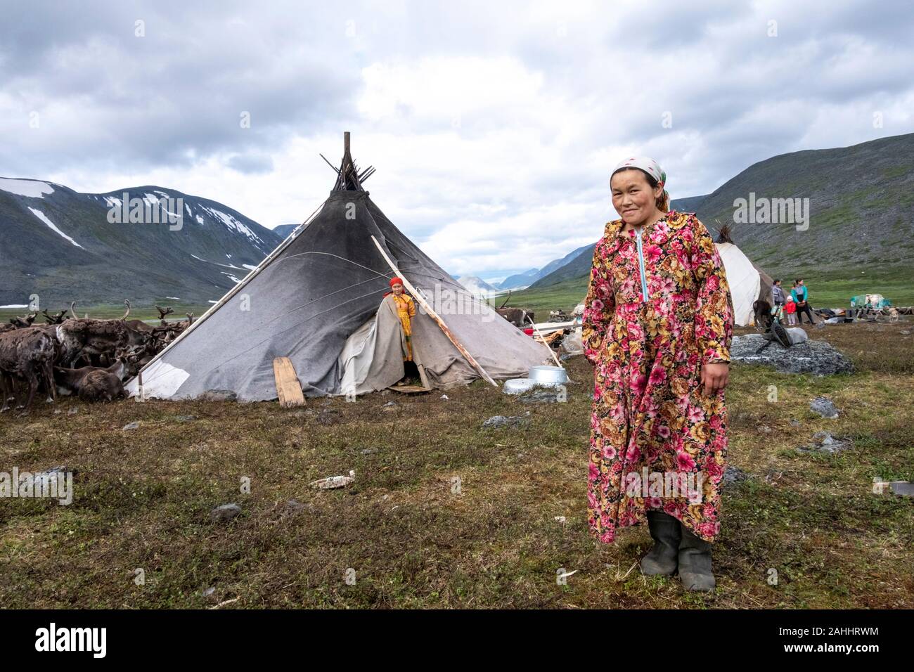 Una donna Nenet ad una renna camp site in Siberia, Russia Foto Stock