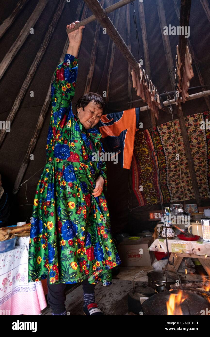 Una donna Nenet cottura a un campeggio in Siberia, Russia Foto Stock