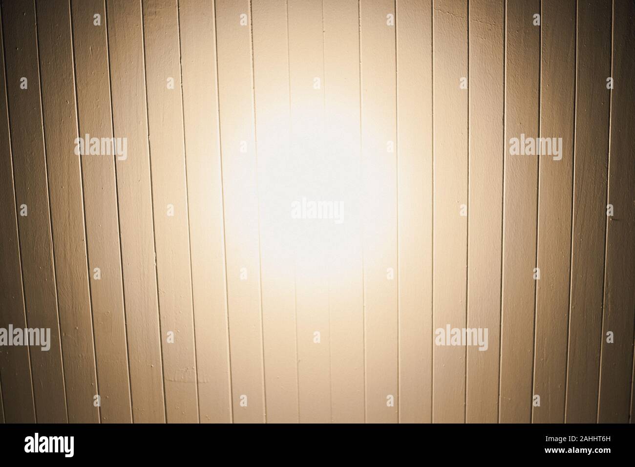 Giallo aura dalla lampadina sul soffitto splendente di notte Foto Stock