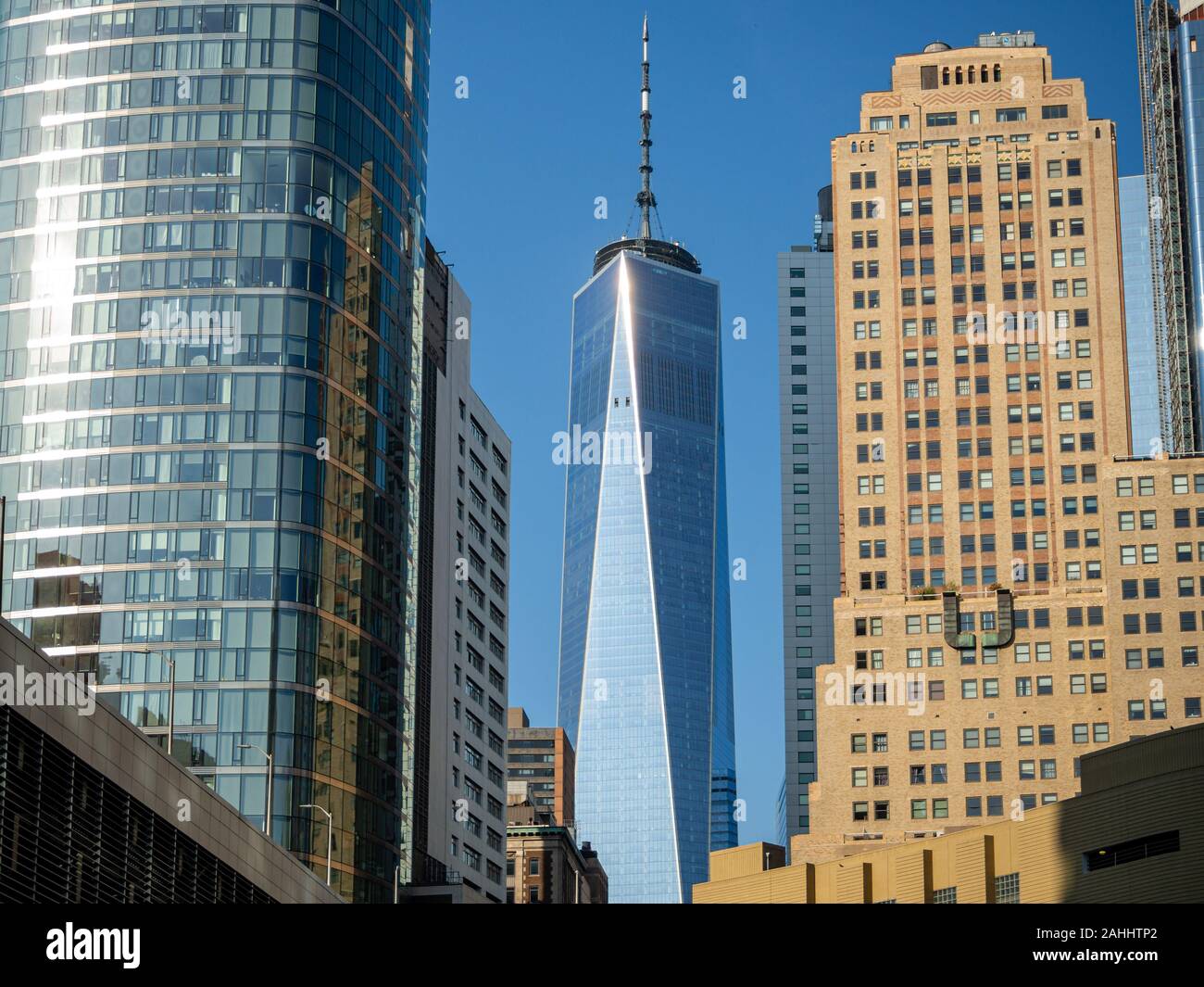 Sull'isola di Manhattan, New York City : One World Trade Center edificio per uffici con vista ponte piattaforma, accanto a 911 Memorial, il centro di architettura di strada Foto Stock