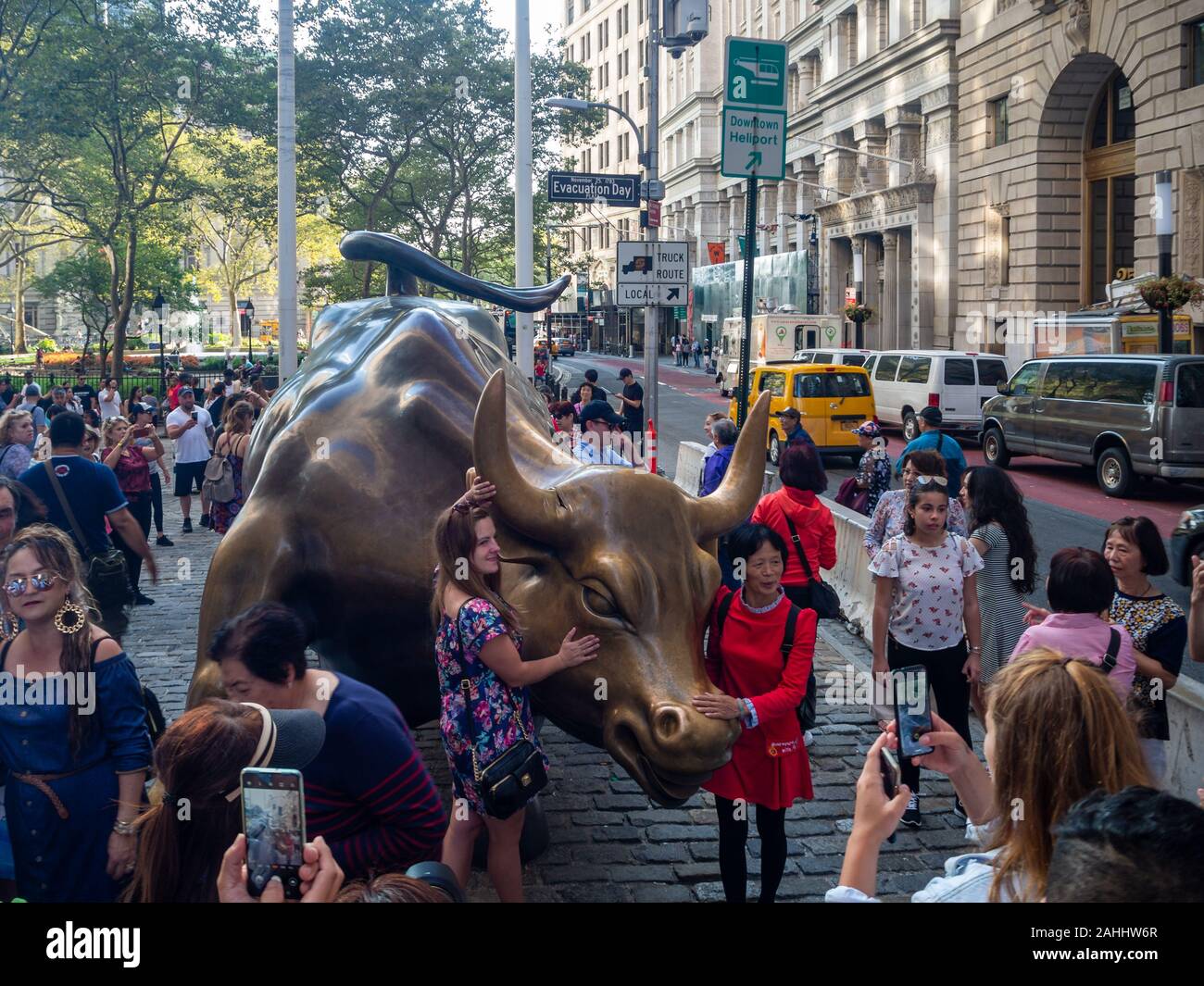 Manhattan, New York City, Stati Uniti d'America, carica di Bull of Wall Street su Bowling Green, scultura in bronzo a Broadway, quartiere finanziario Foto Stock