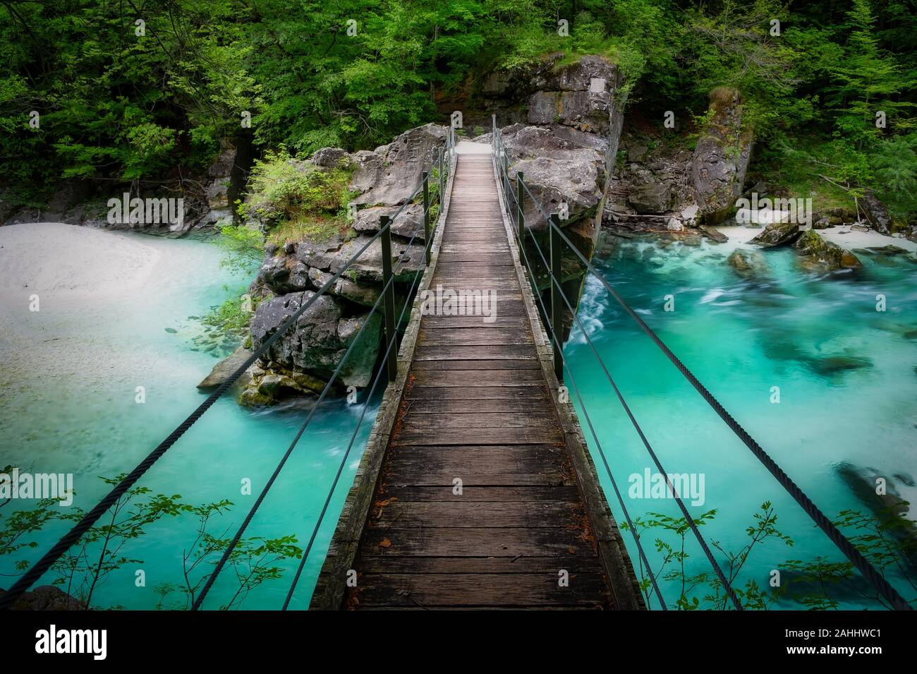Ponte nel fiume Soca, Slovenia, Alpi Giulie Foto Stock