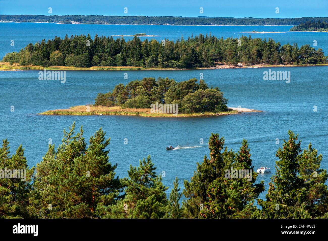 Vista aerea delle isole di fronte Mossala Island Resort a sud-ovest della Finlandia arcipelago. L'arcipelago ring road o Saariston rengastie è pieno di t Foto Stock
