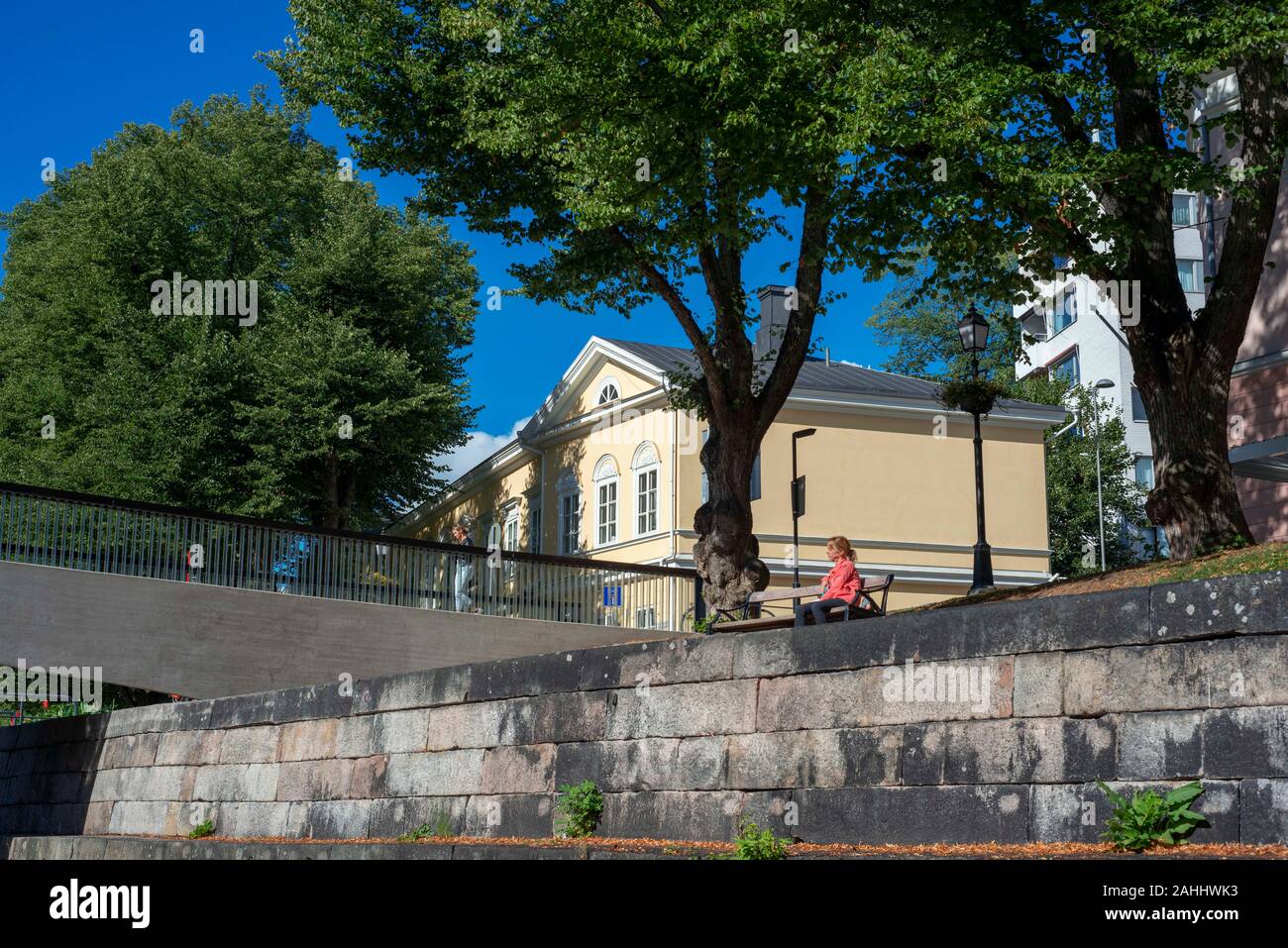 Passeggiata sulle rive del fiume Aura in Turku Finlandia. Foto Stock