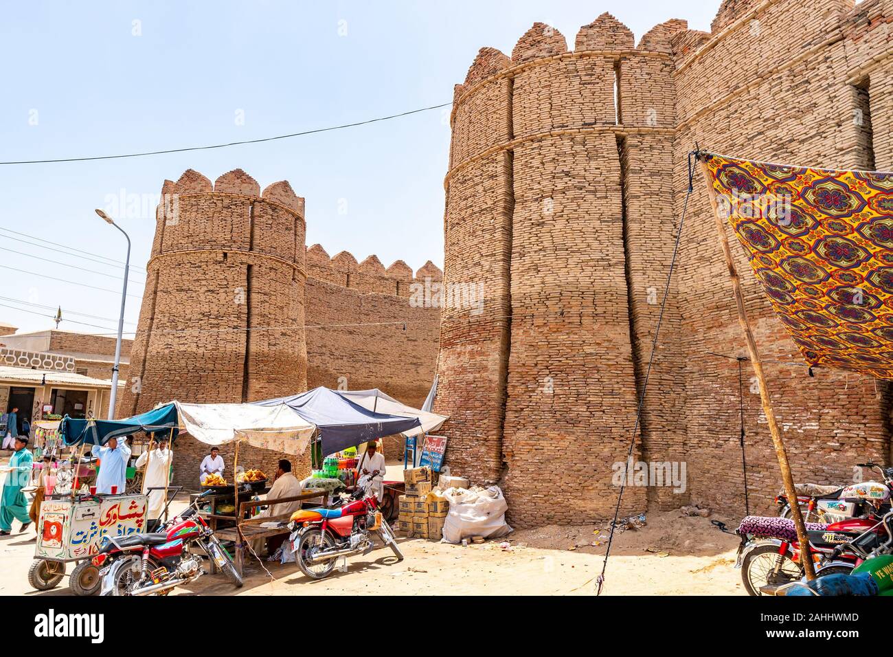 Khairpur Kot Diji Fort con una vista pittoresca del cancello di ingresso torri di avvistamento su un soleggiato Blue Sky giorno Foto Stock