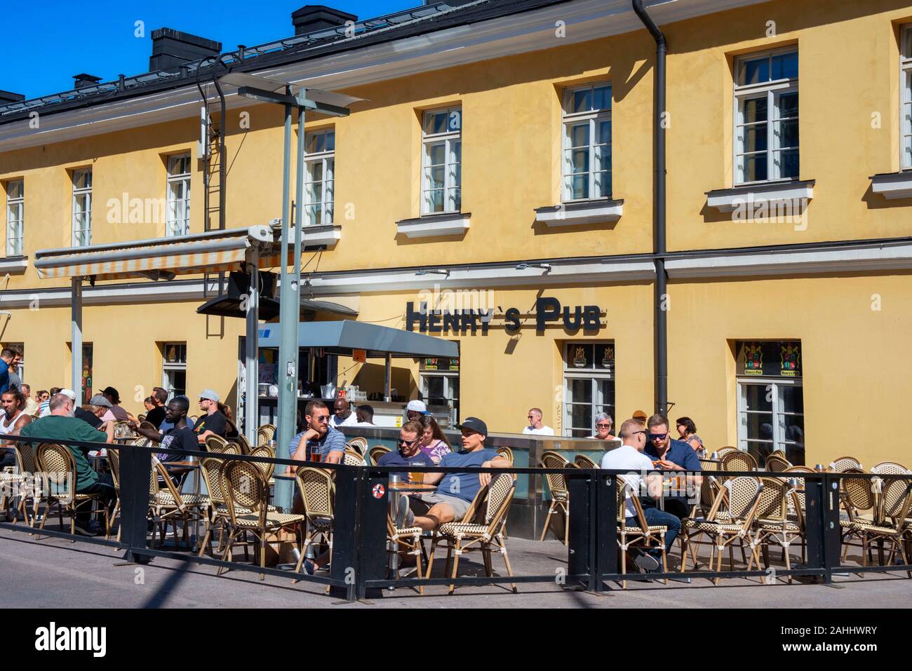 Ristorante con terrazza esterna. Henry's Pub Helsinki in Finlandia Foto Stock