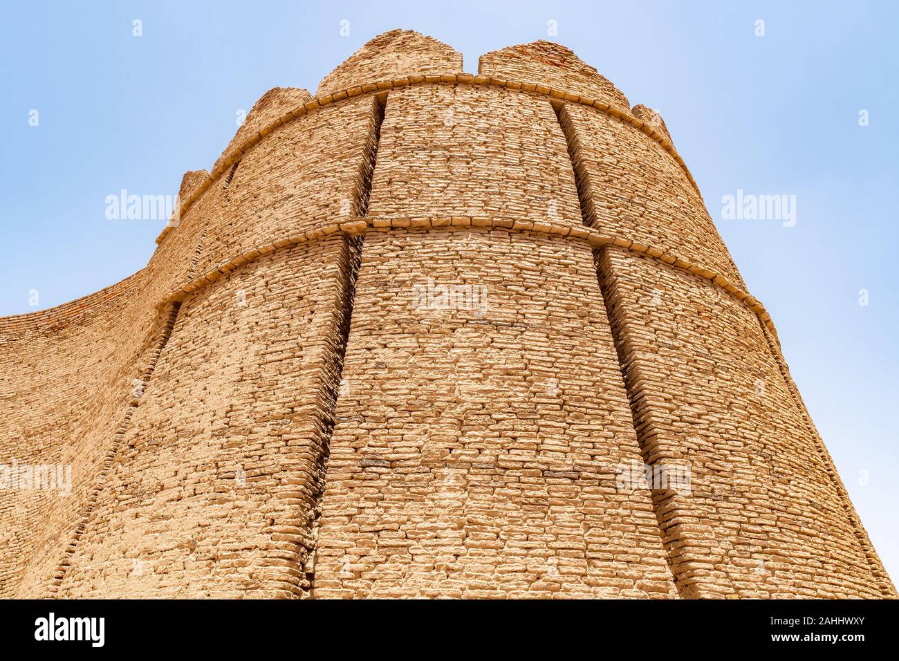 Khairpur Kot Diji Fort con pittoresco angolo basso vista della torre di avvistamento su un soleggiato Blue Sky giorno Foto Stock