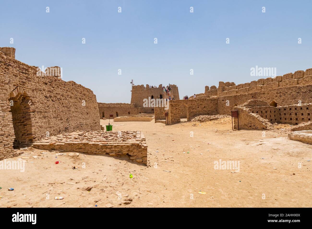 Khairpur Kot Diji Fort con una vista pittoresca del cortile con i visitatori su un soleggiato Blue Sky giorno Foto Stock