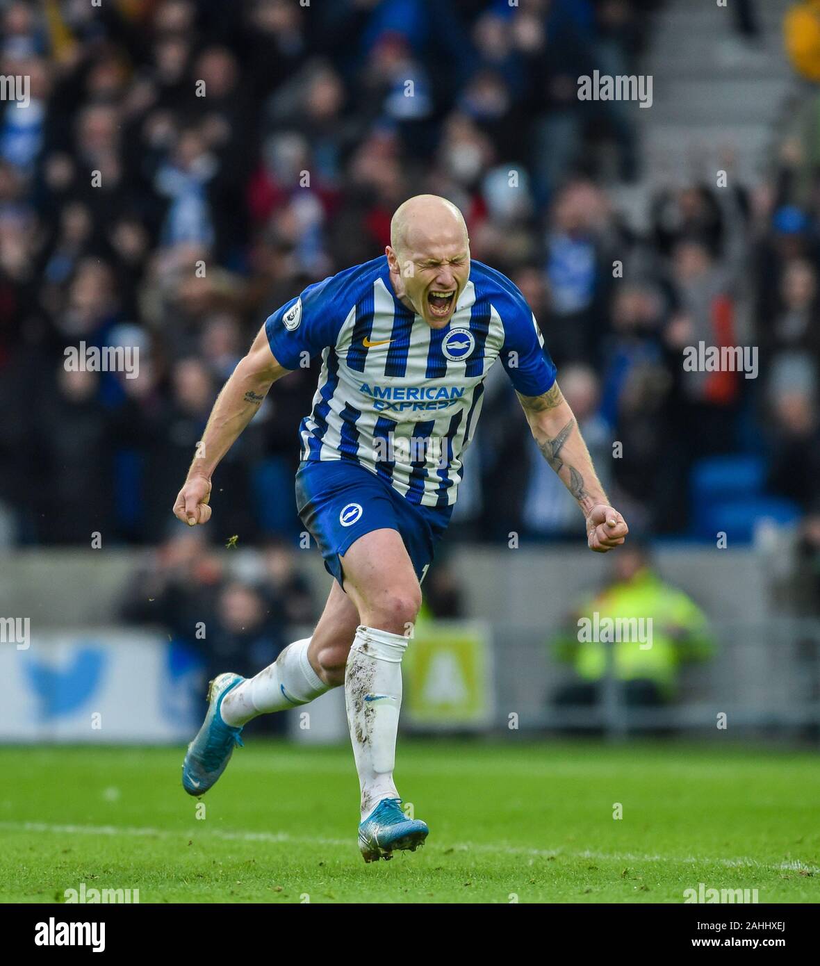 Aaron Mooy di Brighton festeggia dopo aver segnato il secondo gol durante la partita della Premier League tra Brighton e Hove Albion e AFC Bournemouth all'Amex Stadium Brighton, UK -Photo Simon Dack/Telephoto Images 28th dicembre 2019 - solo per uso editoriale. Nessun merchandising. Per le immagini di calcio si applicano le restrizioni di fa e Premier League inc. Nessun utilizzo di Internet/cellulare senza licenza FAPL - per i dettagli contattare Football Dataco Foto Stock