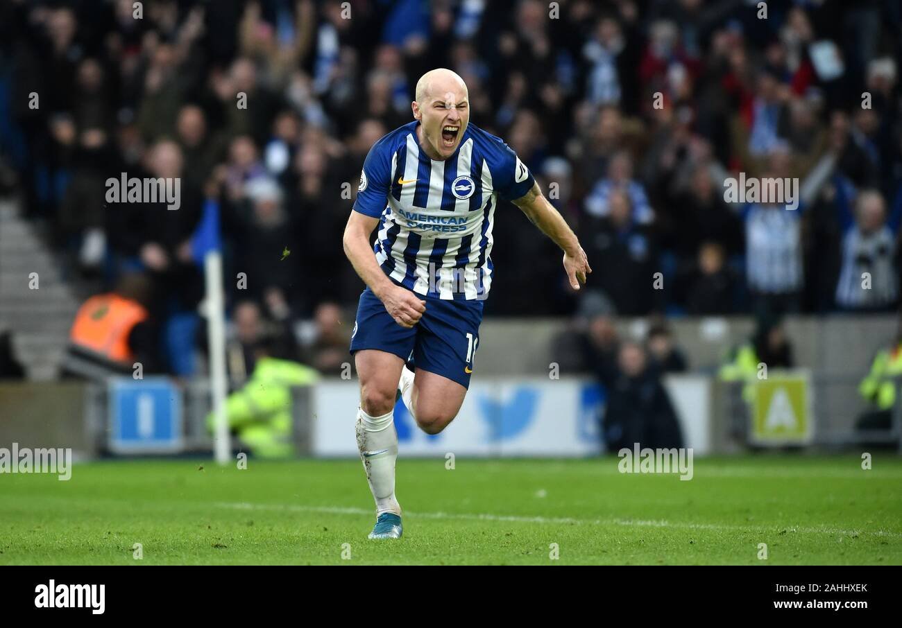 Aaron Mooy di Brighton festeggia dopo aver segnato il secondo gol durante la partita della Premier League tra Brighton e Hove Albion e AFC Bournemouth all'Amex Stadium di Brighton, Regno Unito - 28th dicembre 2019 -Photo Simon Dack/Telephoto Images solo per uso editoriale. Nessun merchandising. Per le immagini di calcio si applicano le restrizioni di fa e Premier League inc. Nessun utilizzo di Internet/cellulare senza licenza FAPL - per i dettagli contattare Football Dataco Foto Stock