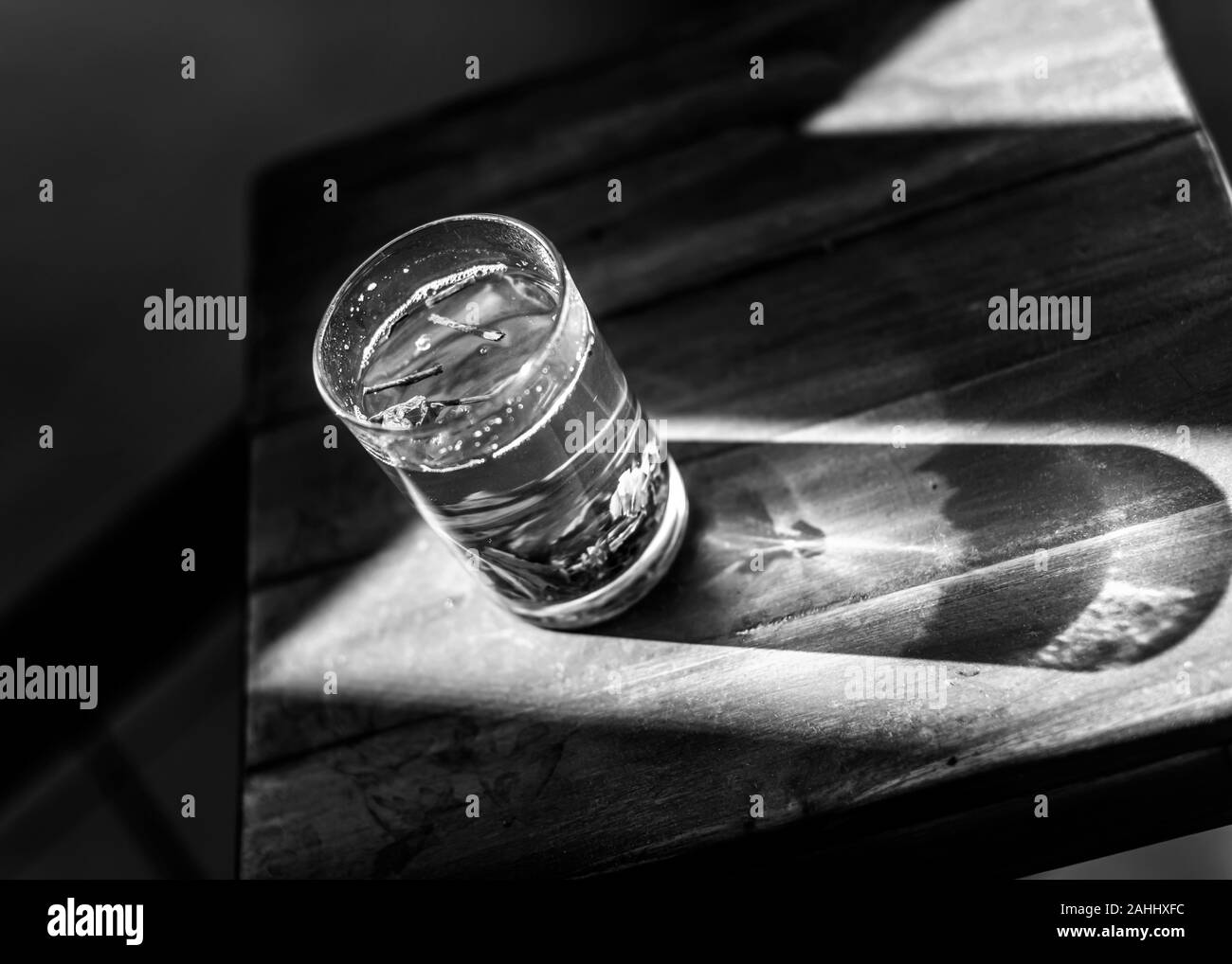 Vetro in piedi sulla sedia in ombra Foto Stock