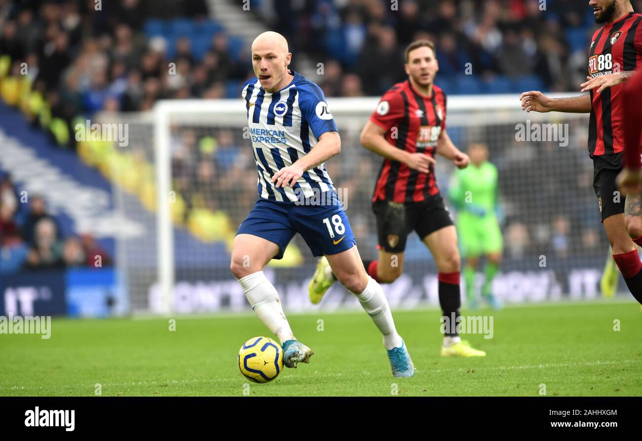 Aaron Mooy di Brighton in palla durante la partita della Premier League tra Brighton e Hove Albion e AFC Bournemouth all'Amex Stadium di Brighton, Regno Unito - 28th dicembre 2019 - Foto Simon Dack/Telephoto Images. solo per uso ditritoriale. Nessun merchandising. Per le immagini di calcio si applicano le restrizioni di fa e Premier League inc. Nessun utilizzo di Internet/cellulare senza licenza FAPL - per i dettagli contattare Football Dataco Foto Stock