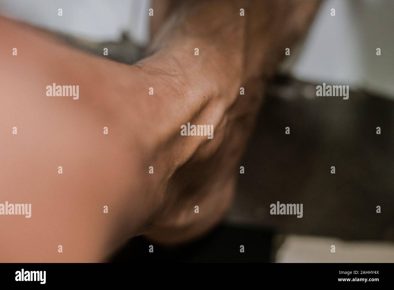 Vaso sanguigno sulla caviglia di un uomo forte Foto Stock