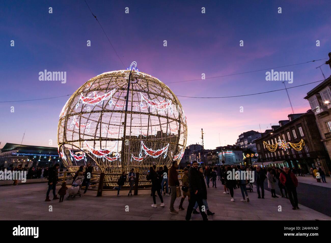 A Coruna, Spagna. Dic 2012: enorme palla di Natale Luci di Natale a waterfront La Marina Foto Stock