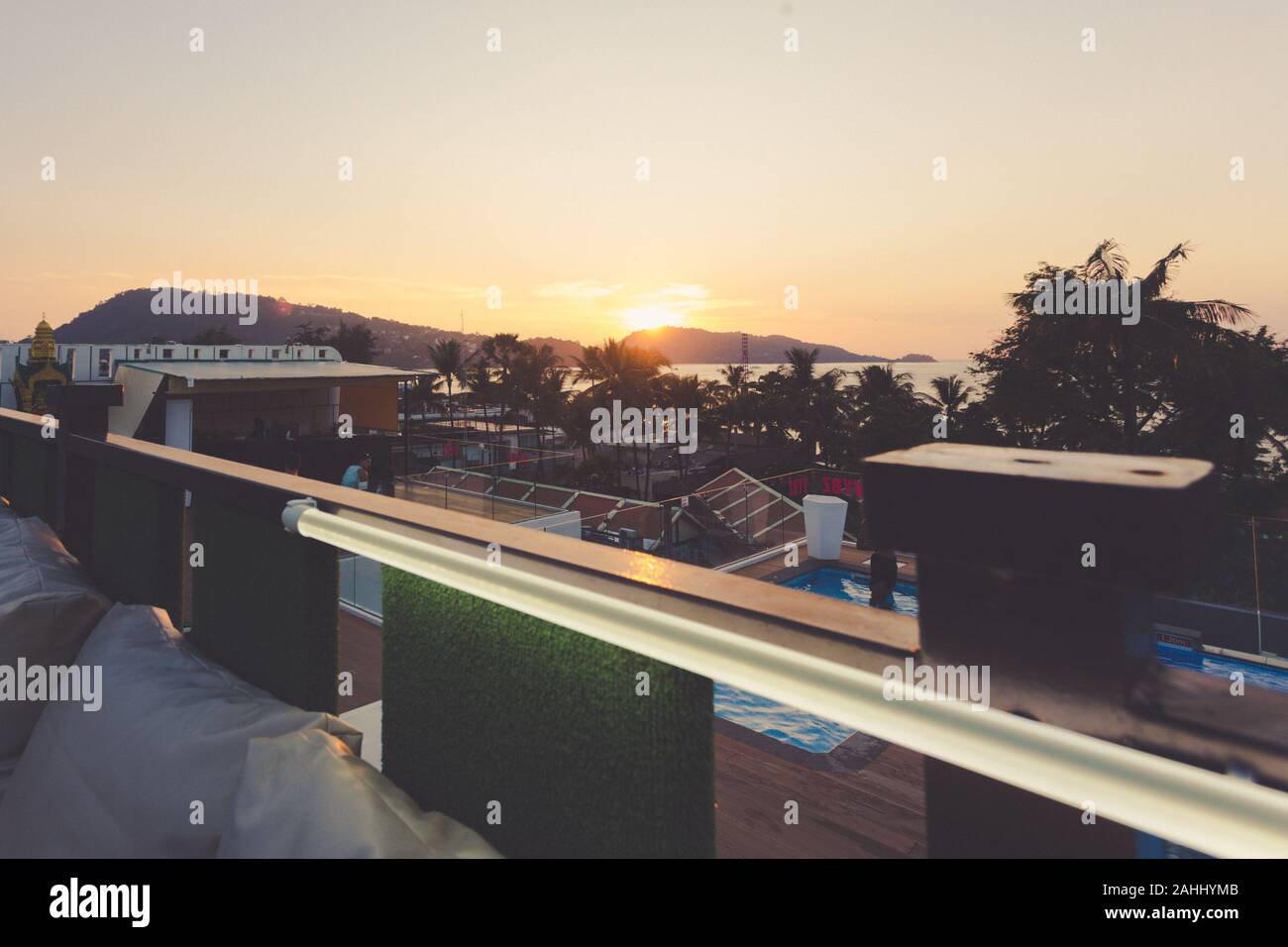 Phuket, Tailandia - 11 Dicembre 2017 : punto di vista sulla spiaggia di Patong con il tramonto dalla terrazza del tetto del party zone Foto Stock