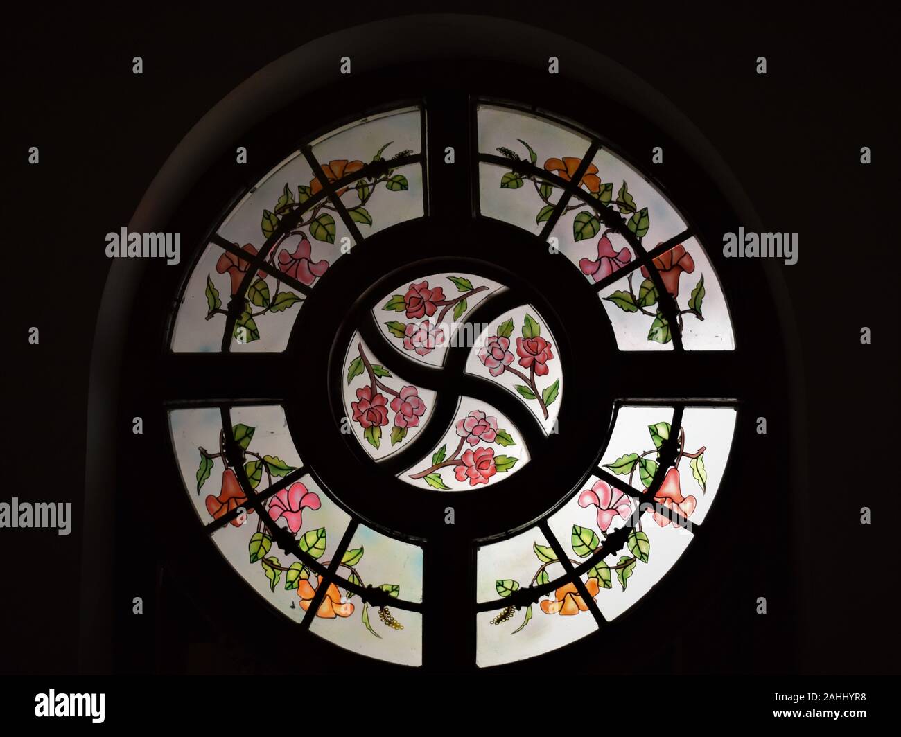 Illustrazione sul vetro e finestra in legno con fiori incisi sul vetro Foto Stock