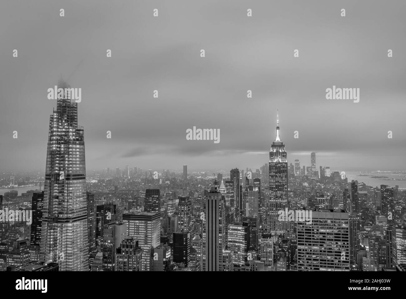 Skyline di New York da Top of the Rock al tramonto immagine in bianco e nero. Foto Stock