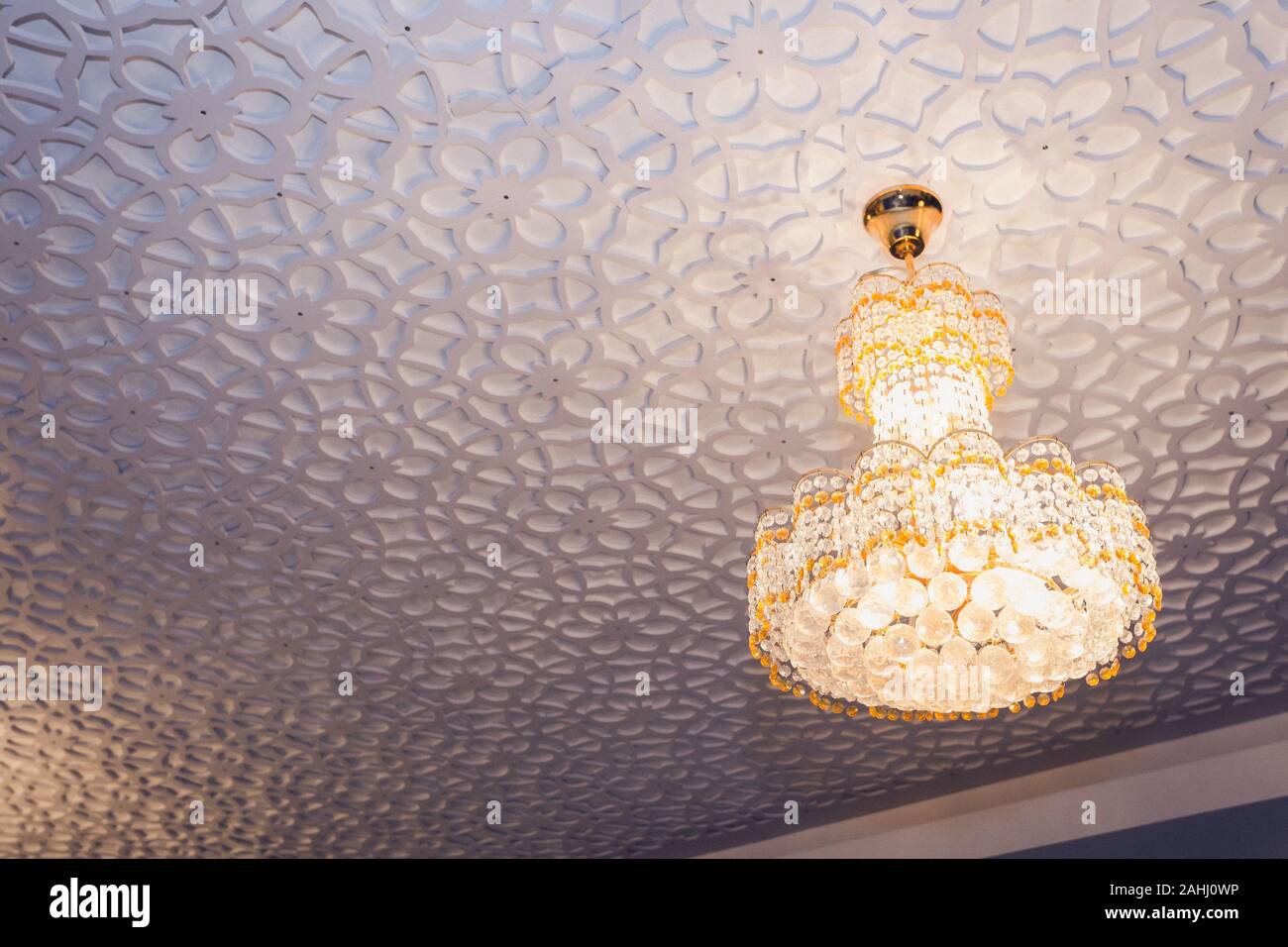 Il lusso grande lampada sul soffitto con motivo floreale Foto Stock