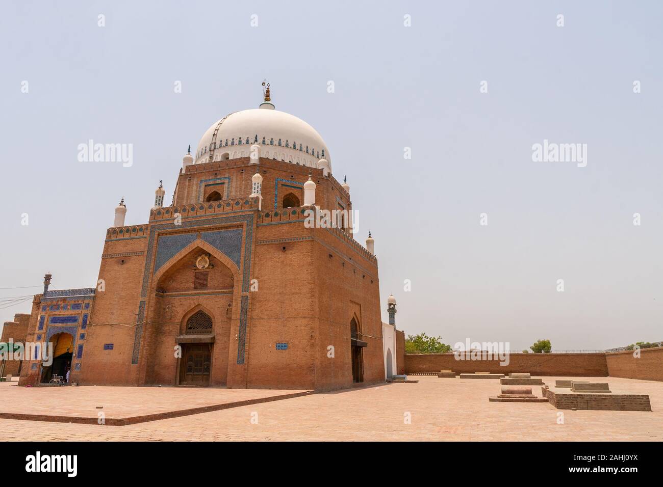 Multan Darbar Hazrat Bahauddin Zakariya Multani tomba vista pittoresca su un soleggiato Blue Sky giorno Foto Stock