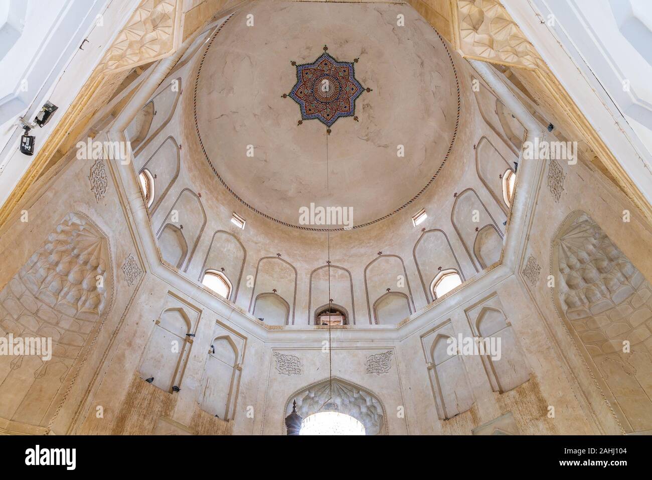 Multan Darbar Hazrat Bahauddin Zakariya Multani tomba interno pittoresca vista del soffitto Foto Stock