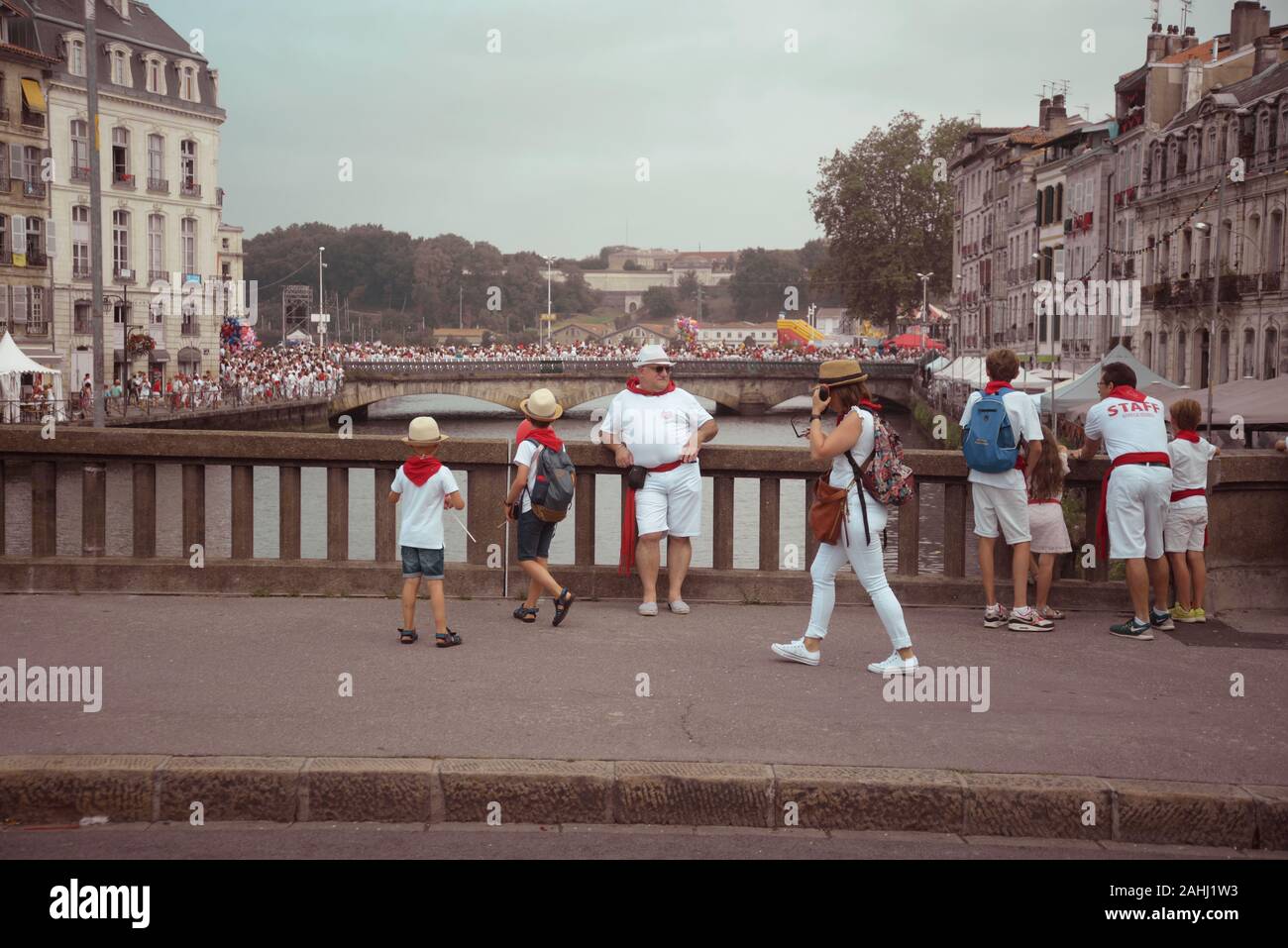 Festive persone su un ponte a Bayonne, Francia, da pasakdek Foto Stock