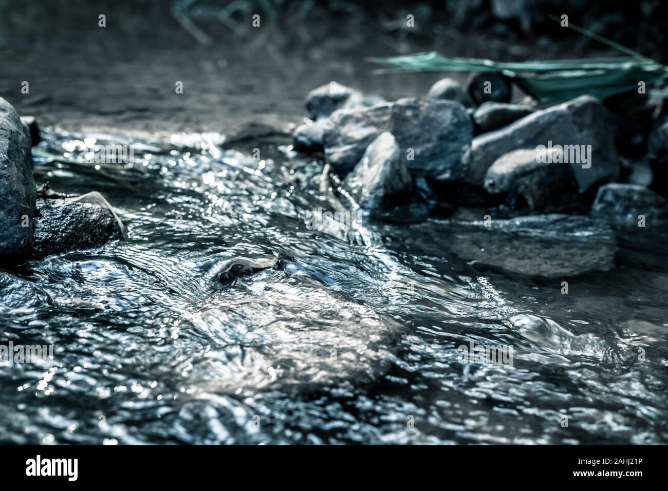Close up di vapore acqueo che flusso passano weir realizzata in pietra naturale. Realizzato in tono drammatico Foto Stock