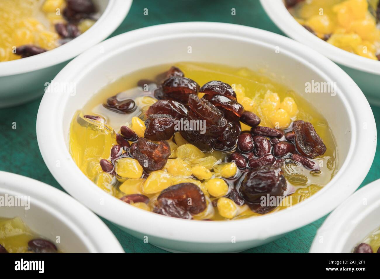 Thai dessert mescolare con chiaro jelly, fagioli rossi secchi, monkey apple e un altro dolce cosa mettere insieme allo sciroppo in ciotole in pattern - close up Foto Stock