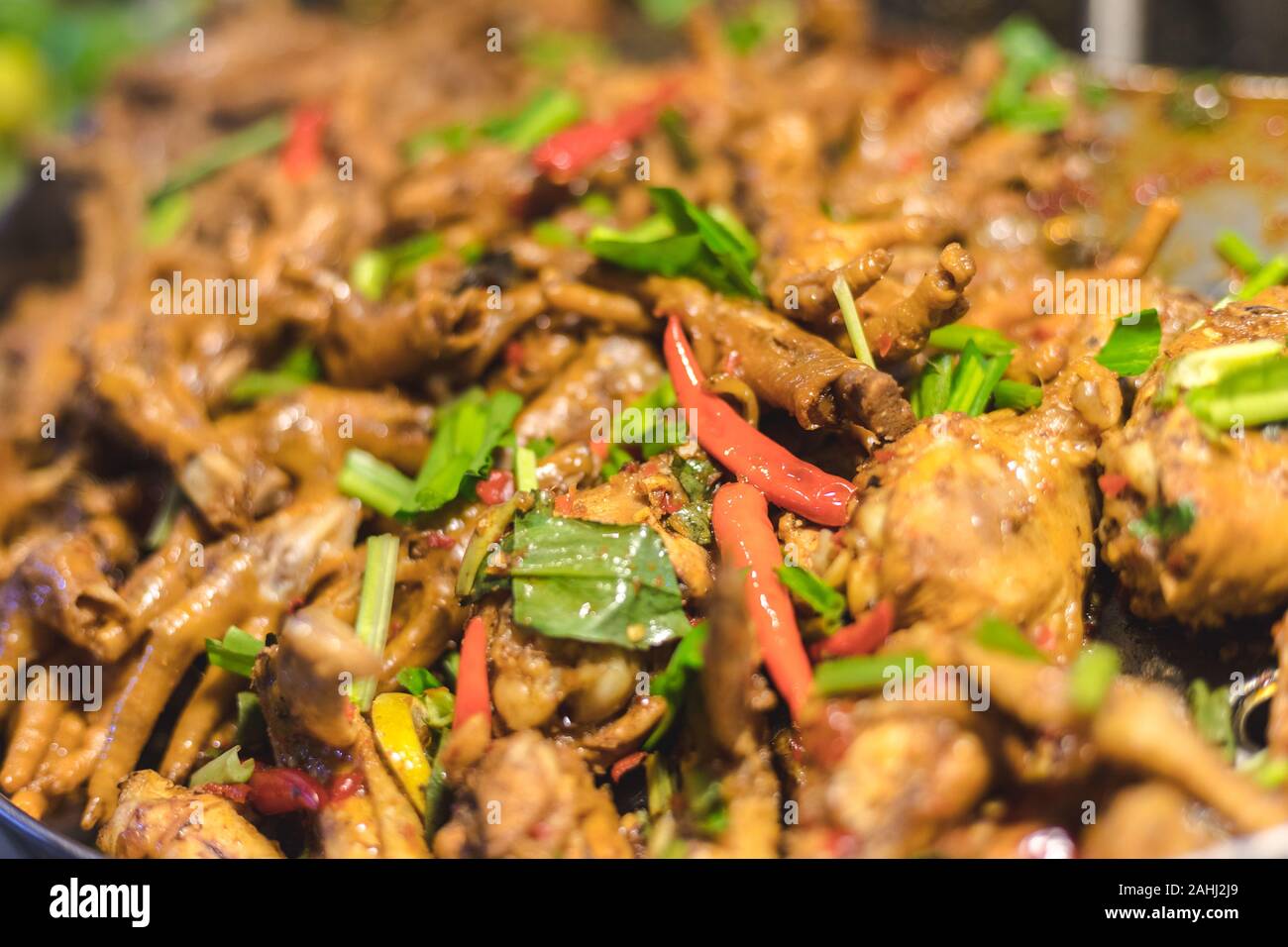 Tom Yum pollo che bollono mix di pollo con molte erbe e renderla più piccante Foto Stock