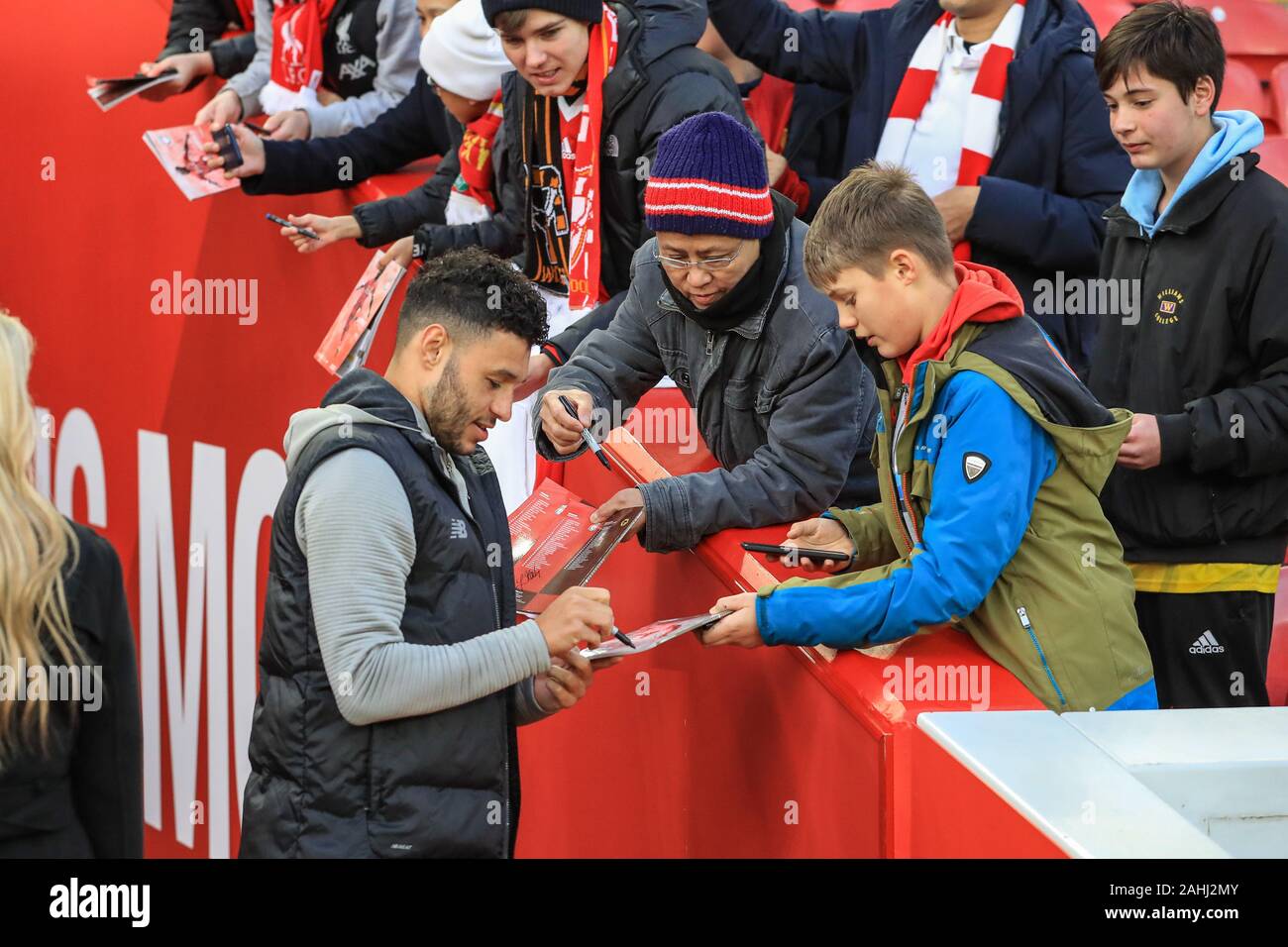Il 29 dicembre 2019, Anfield, Liverpool, in Inghilterra; Premier League Liverpool v Wolverhampton Wanderers : Alex Oxlade-Chamberlain (15) di segni di Liverpool programmi per ventole Credito: Mark Cosgrove/news immagini Foto Stock