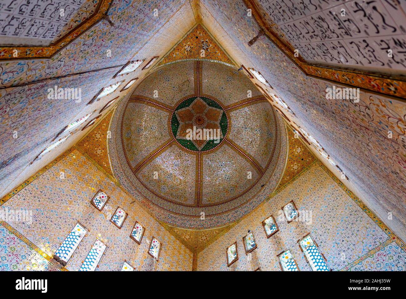 Sehwan Sharif Hazrat Shah Laki Sadar Santuario pittoresca vista interna del soffitto su un soleggiato Blue Sky giorno Foto Stock