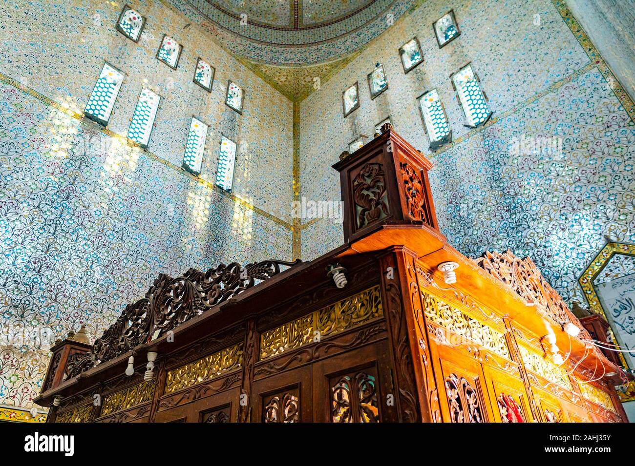 Sehwan Sharif Hazrat Shah Laki Sadar Santuario pittoresca vista interna del soffitto su un soleggiato Blue Sky giorno Foto Stock