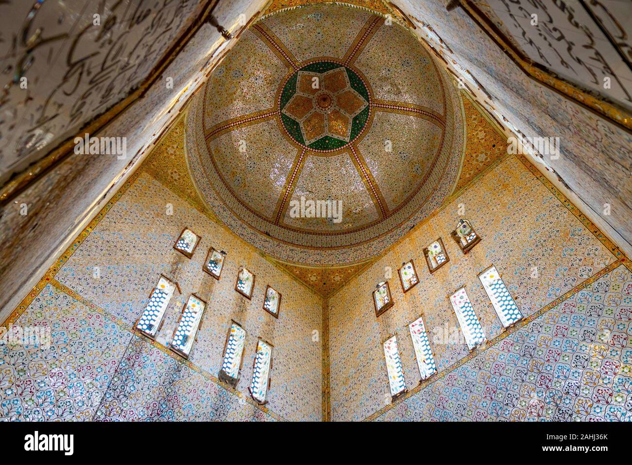 Sehwan Sharif Hazrat Shah Laki Sadar Santuario pittoresca vista interna del soffitto su un soleggiato Blue Sky giorno Foto Stock