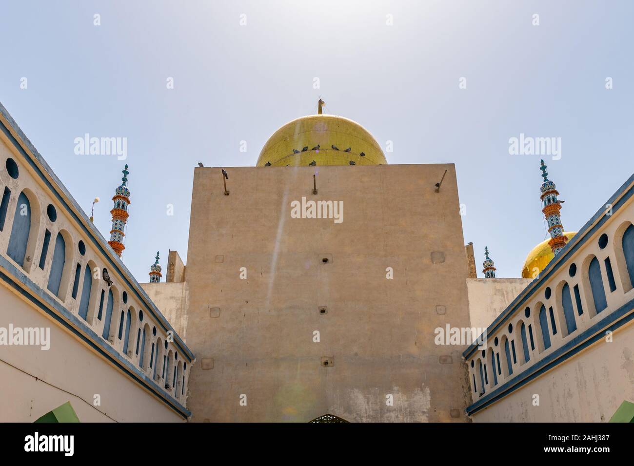 Sehwan Sharif Hazrat Shah Laki Sadar Santuario pittoresca vista interna della cupola su un soleggiato Blue Sky giorno Foto Stock
