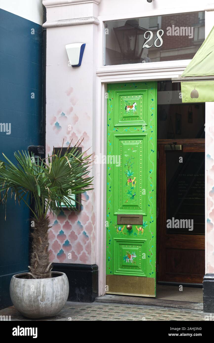 Colorato decorativo porta in Londra Foto Stock
