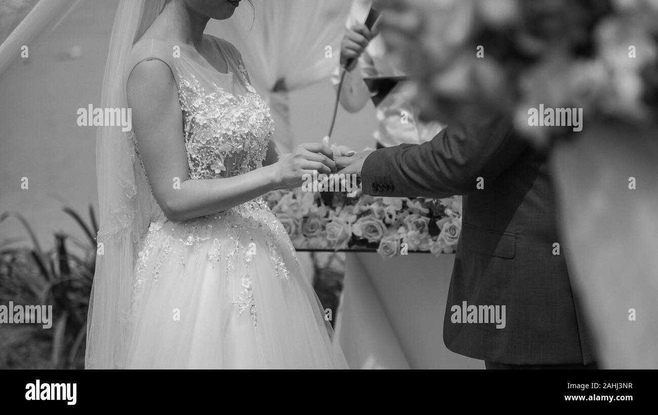 Cerimonia nuziale con l'anello per la sposa in bianco e nero Foto Stock