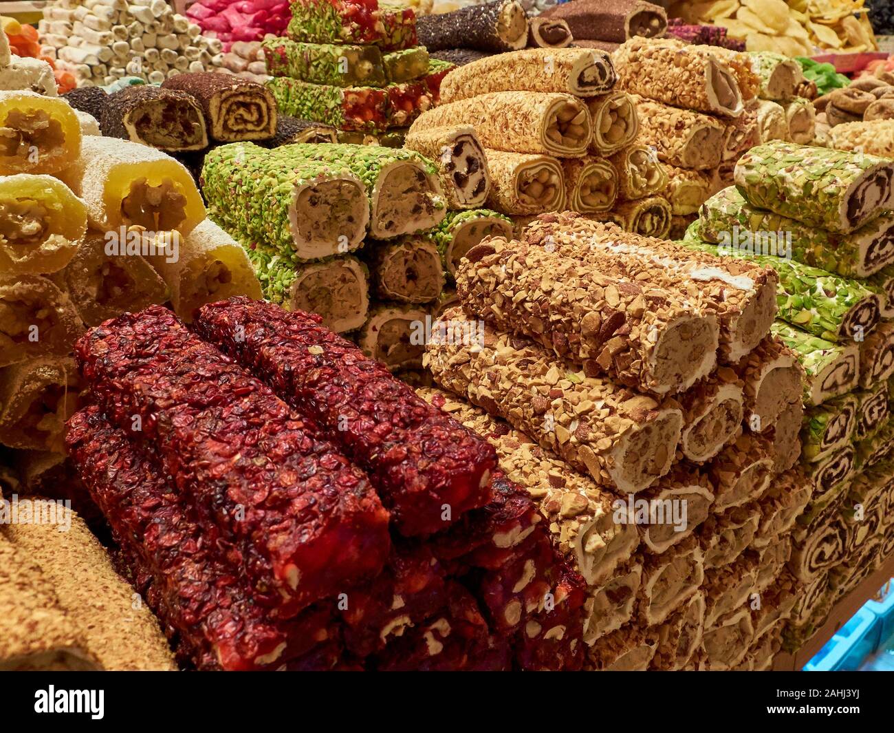 Tradizionali delizie turche presso il contatore del mercato. Foto Stock