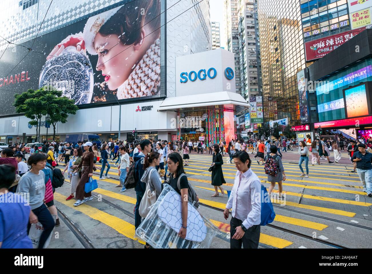 HongKong, Novembre 2019: la gente sulla strada affollata nel quartiere dello shopping (Causeway Bay) in della città di Hong Kong Foto Stock