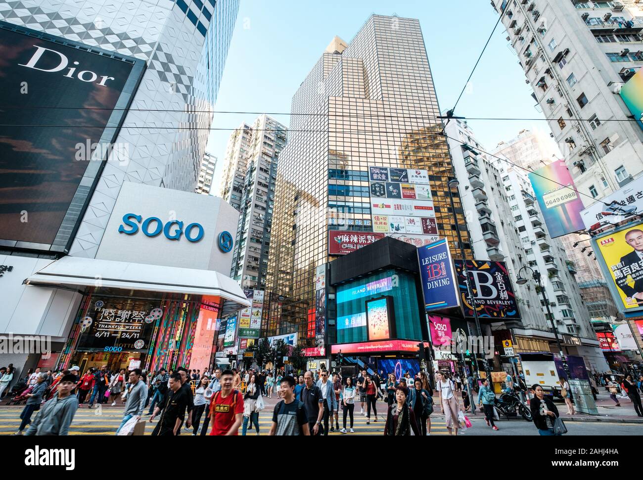 HongKong, Novembre 2019: la gente sulla strada affollata nel quartiere dello shopping (Causeway Bay) in della città di Hong Kong Foto Stock