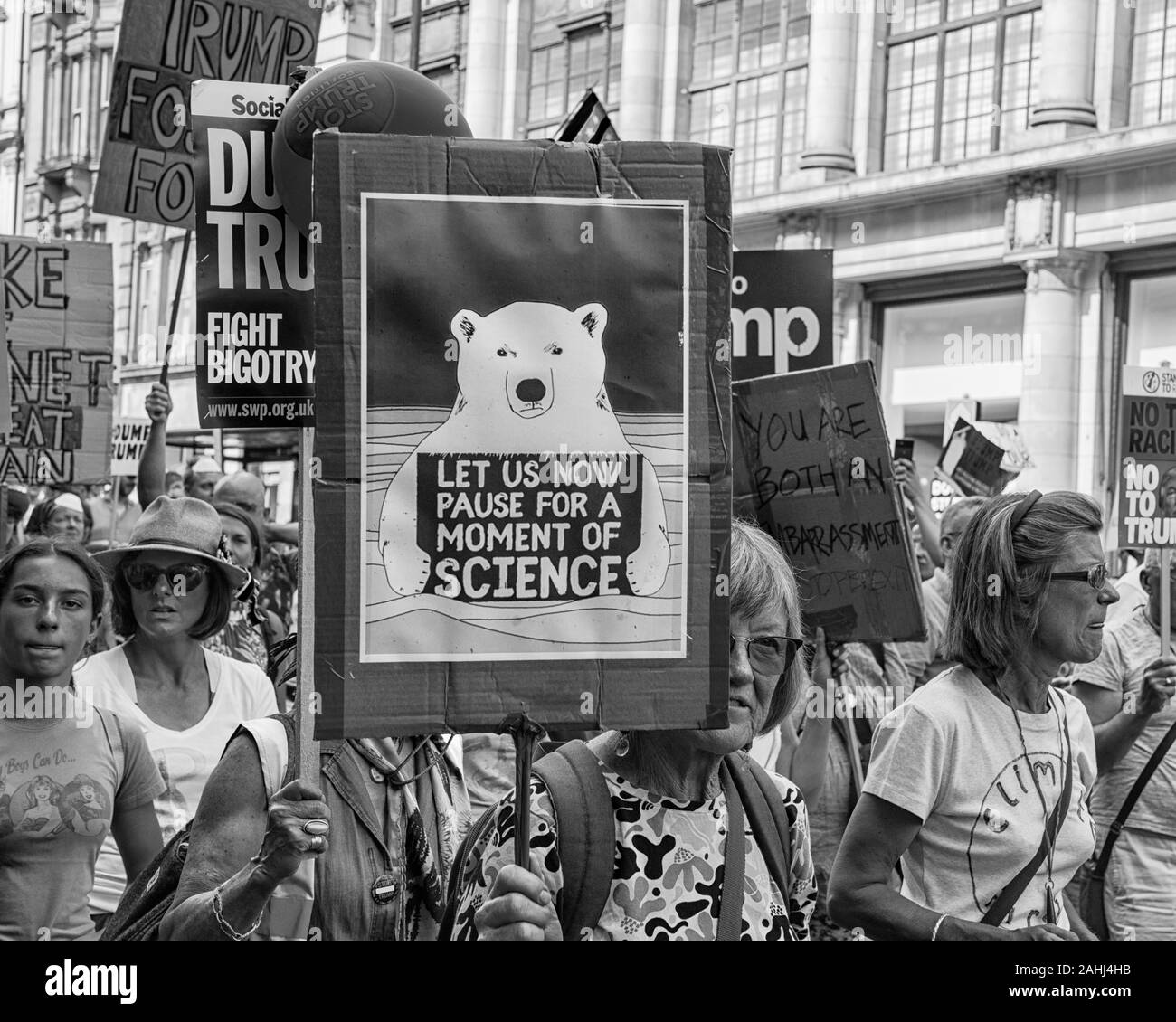Manifestazione a Londra con il cambiamento climatico targhetta Trump (visita) Foto Stock