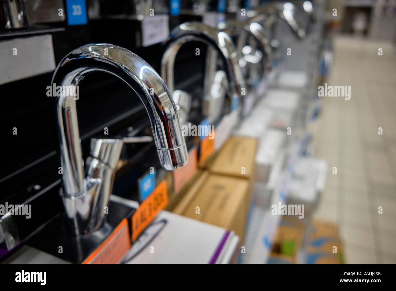 Fila di nuovo di zecca chrome color acqua rubinetti. Foto Stock